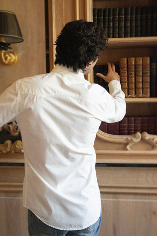 Lifestyle shot showing the back of the Barbanera Carlito offwhite cotton shirt worn casually, highlighting the slim fit and western yoke design.