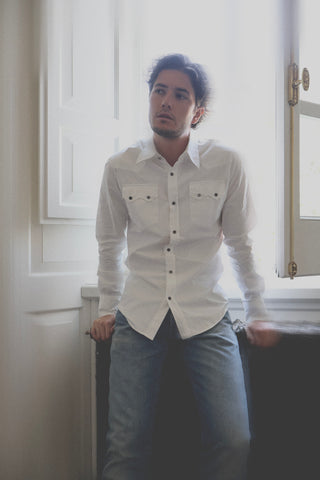 Lifestyle front view of the Barbanera Carlito offwhite cotton shirt, featuring the classic western yoke and slim fit.