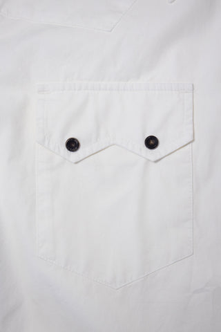 Close-up of the chest pocket on the Barbanera Carlito offwhite western shirt, showing the pointed flap, horn snap button, and detailed stitching.
