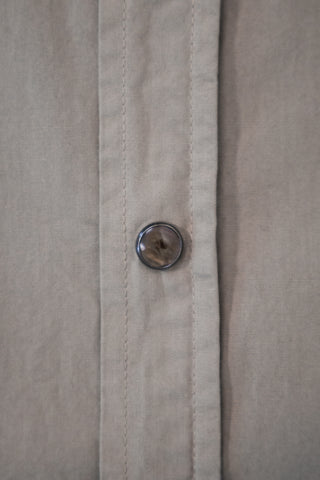 Close-up of the snap horn buttons on the Barbanera Clint sand western shirt, highlighting the natural horn texture and secure stitching on the sandy beige fabric.