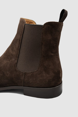 Close-up of elastic gusset and suede texture on Barbanera Del Dongo brown Chelsea boots