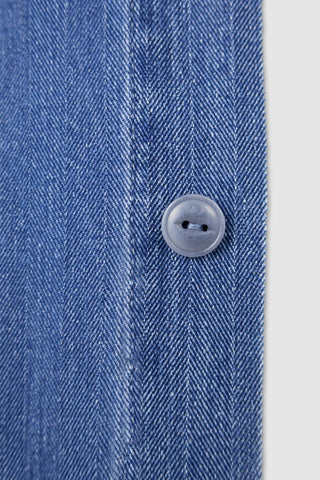 Close-up of the button detail on the Barbanera Jericho cloud blue overshirt, showcasing the engraved button design and fine stitching.