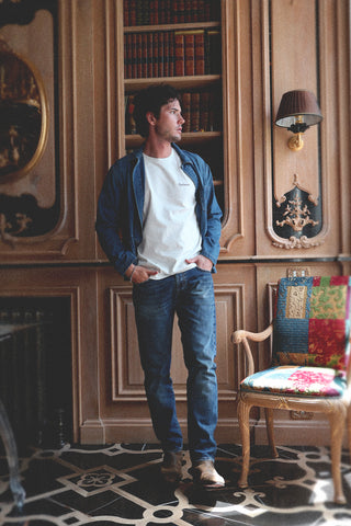 Side lifestyle view of the Barbanera Jericho cloud blue overshirt worn casually, highlighting its regular fit, collar, and button details.