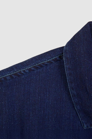 Close-up of the chain stitch detail on the Barbanera Jericho rinsed blue overshirt, highlighting precise stitching and craftsmanship on the fabric.