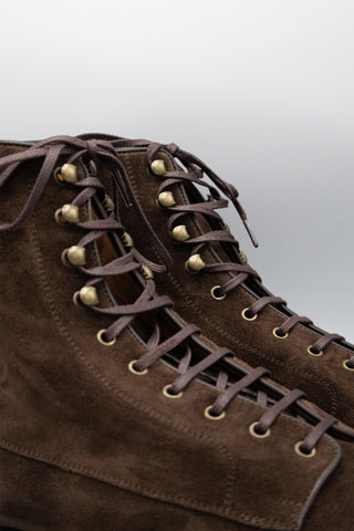 Close-up f Barbanera Kerouac Balmoral boots in brown suede featuring waxed laces and precise eyelet craftmanship