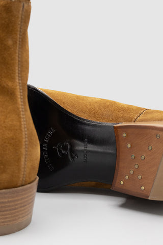Detailed close-up of the Barbanera Stendhal tobacco suede Chelsea boots heel